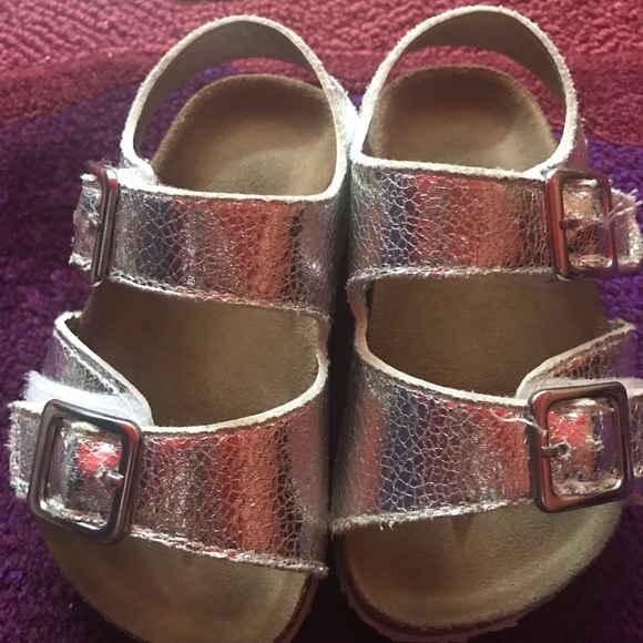 Little girl silver sandals size 6. - Picture 2 of 5